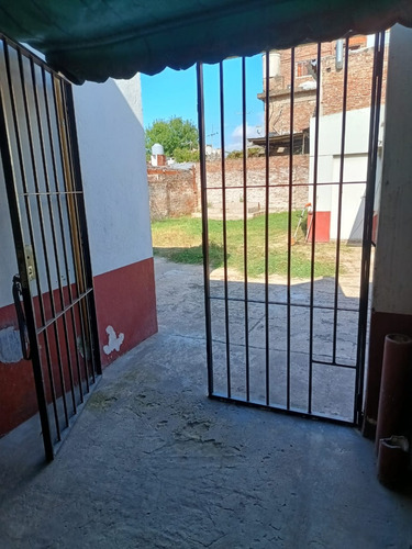 Casa De 3 Ambientes Con Patio, Jardin Y Garaje, Ubicada En San Justo, Partido De La Matanza.
