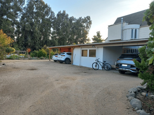 Casa De Arquitectura Única Y Preciosos Jardines Y Entorno