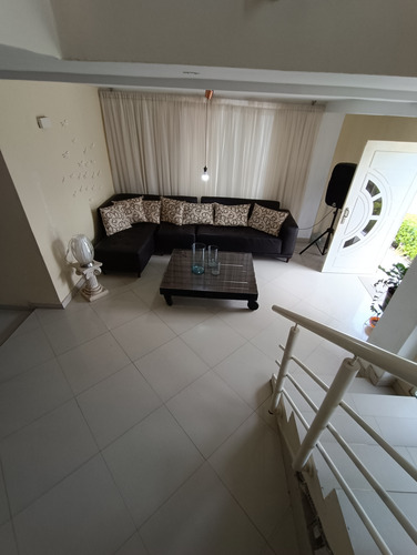 Se Vende Casa 303m2 3h/4b/4p Santa Rosa Charallave 8165