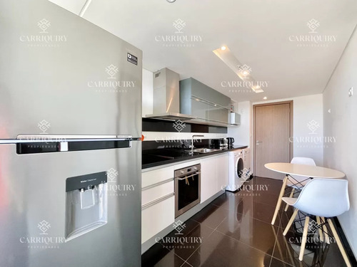 Apartamento De 2 Dormitorios Y Dependencia En Playa Brava - Punta Del Este