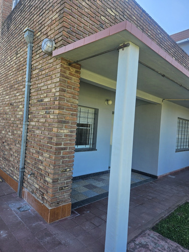 Excelente Ubicación Casa De 2 Plantas Importe Parque Jardín Al Frente Toma De Dpto Chico Como Parte De Pago