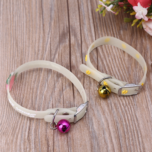 (a) Collares Brillantes Con Campanas Que Brillan Por La Noch