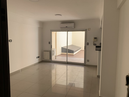 Dpto 2 Amb. 1º Piso Contrafrente Con Cochera Cub. Y Patio De 50m2 Excelente Zona Y Propiedad
