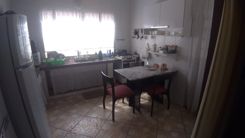 Excelente Sobrado Em Bairro Tranquilo, Perto Do Centro. Rua Sem Saída, Terreno Com 2 Frentes. Estuda-se Permuta.