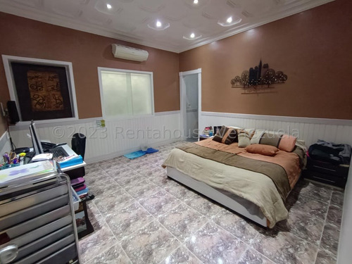 San Bernardino !! Amplia Y Hermosa Casa Totalmente Remodelada, Dividida En 3 Ambientes Independientes, 434 M2 Terreno, 555 M2 Const., 9 Hab., 8 Baños, 7 Pe, 3 Cocinas. Calle Cerrada Vigilancia 24/7 !!