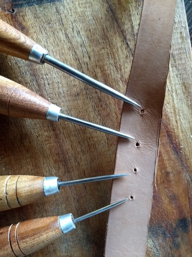 Imagen 5 de 6 de Lezna Redonda De Tejer 2mm Cuero Talabarteria Zapatero