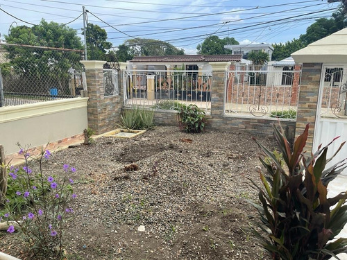 Imagen 2 de 20 de Corona Plaza, Casa De 2 Niveles Con 600mt² De Construcción. Financiamiento Disponible.