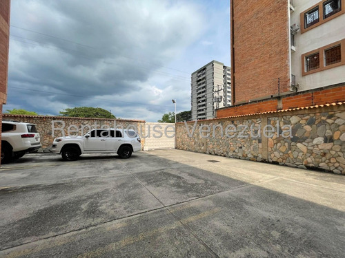 Apartamento En Venta Amplio Y Lujoso Posee Planta Electrica Parcial Pozo De Agua 2 Ptos Estacionamiento San Jacinto 25-10150 Miriam