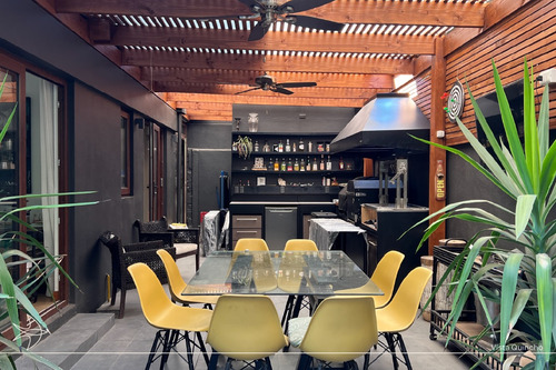 Venta - Casa Remodelada En Vitacura
