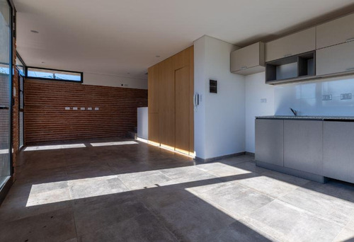 Duplex Venta -2 Dormitorios Y Cochera -estrenar -240 Mts 2 - Barrio Gambier
