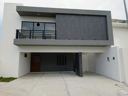 Casa En Venta Con Acabados Residenciales Y Alberca