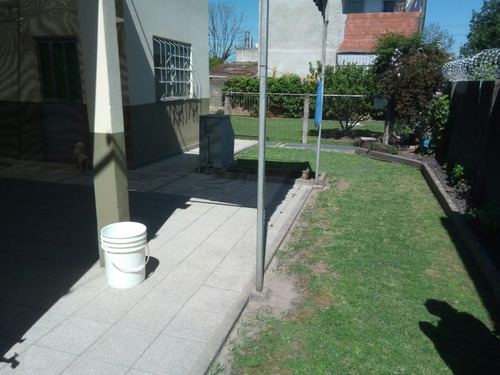 Imagen 8 de 12 de Casa De 3 Amb + Depto 2 Amb C/ Fondo Libre. Lote 10x30 Mts