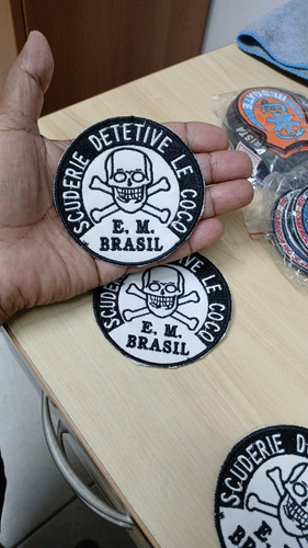 Patch Bordado Scuderie Detetive Le Cocq Preto E Branco Cranio E Tíbias