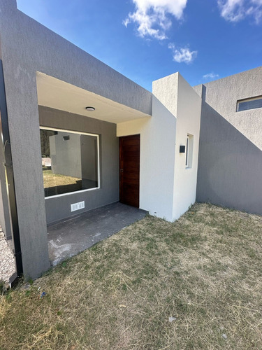Moderna Casa A Estrenar Con Jardín Al Frente En Planta Baja