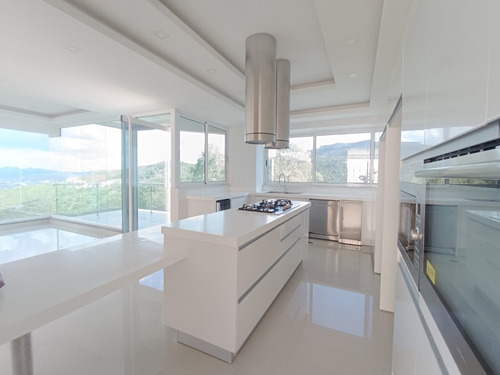 Alquiler Quinta En La Entrada, Naguanagua. Inmobiliaria Maggi 1988