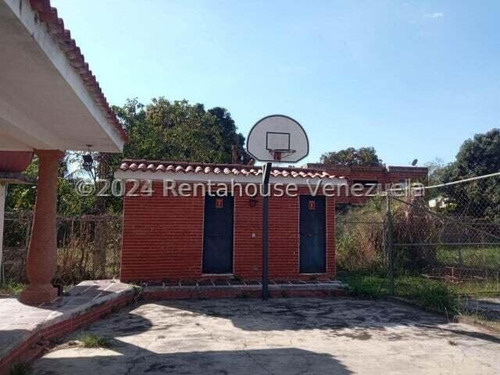 Amplia, Estilo Dúplex, 2.500 Mtrs De Terreno, Además, Cuenta Con Un Chalet De 170 Mtrs,, Canchas De Tenis Y De Usos Múltiples, Pinatero, Caney Y Parrillera. Todo Esto Dentro De Conjunto Privado