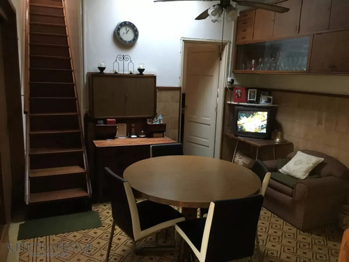 Casa En Venta Con Renta 4 Dormitorios 2 Baños Con Garaje Y Patio- Av. San Martín - Cerrito