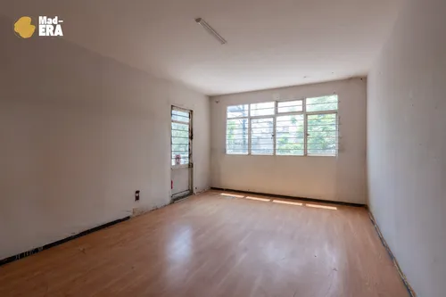 Casa De 4 Recamaras Con Uso De Suelo Comercial Y Jardín Junto Al Centro Médico La Raza
