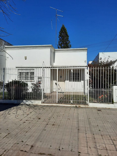 Venta De Casa 2 Dormitorios, En La Plata.