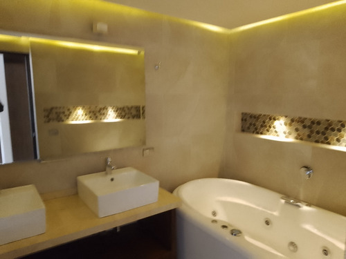 Renta Exclusivo Departamento, Amplio, Cómodo, Bien Ubicado Y De Lujo, Con Terraza, 3 Recámaras Con Closet Y Baño Cada Una, Solo 3 Unidades, Tercer Nivel Premium, Renta Ejecutiva, Cocina Integral.