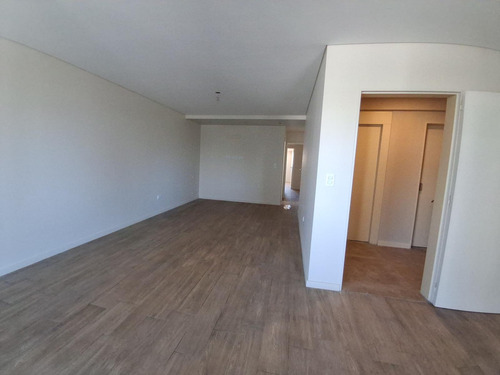 Venta De Departamento 3 Dormitorios Patio, Balcón Y Cochera