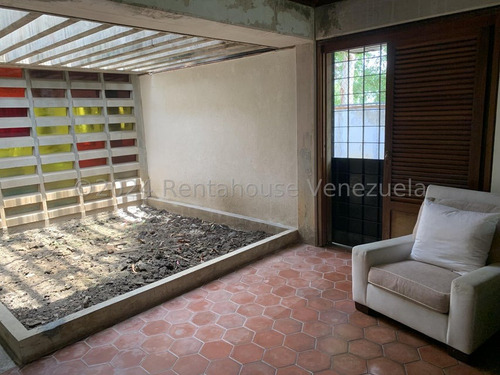 Los Aspectos Como Los Grandes Espacios Internos Y Externo, Jardin Interno, Murales Y Algo Muy Importante Los Retiros Los Tiene Esta Quinta. Esta En Caurimare