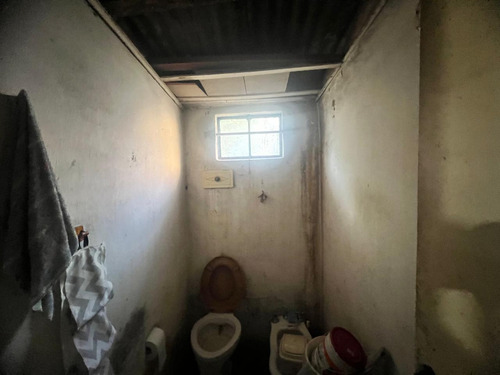 En Venta En Villa Sarmiento Casa De 3 Ambientes Sobre Muy Amplio Lote De Terreno F: 10409