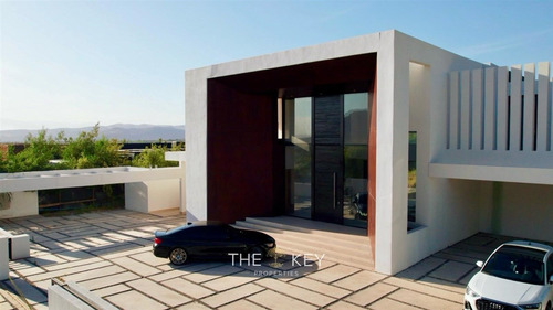 Espectacular Casa En Venta De 5 Dorm. En Colina