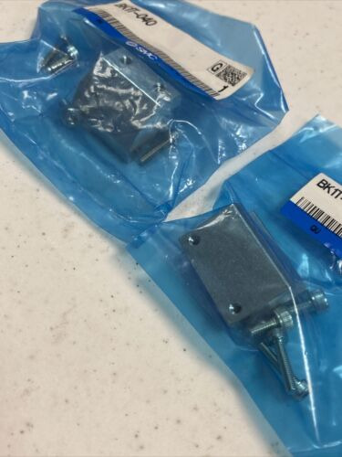 New Lot Of (2) Smc Bk1t-040 Magnetic Switch Bracket, In Bbt