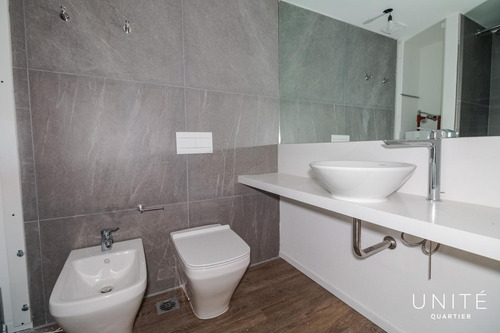 Tres Ambientes En Venta En El Piso 6 Con Cochera. Quartier Del Bajo. Torre 2