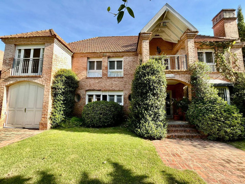 Excelente Casa En Venta En Punta Chica De Libertador Al Río, 4 Dormitorios, Gran Jardín
