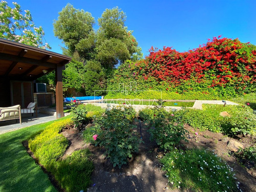 Casa En Venta De 5 Dorm. 4 Baños Mas Serv. En Piedra Roja