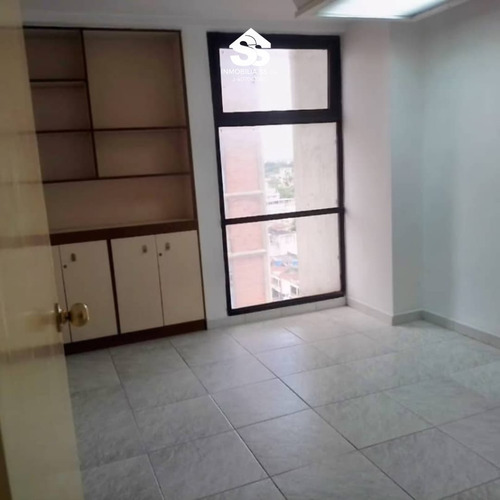 Oficina En Venta - Cc. Cosmopolitan, Maracay