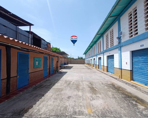 Re/max 2 Mil Alquila, Galpón En La Avenida 4 De Mayo