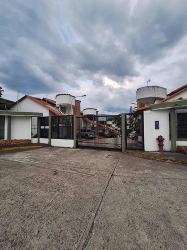 Amr Alquila Casa En La Ciudad. Conjunto Privado