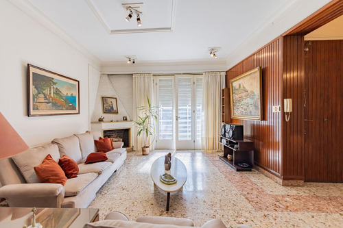 Casa En Lo Mejor De Banfield Sobre Espectacular Lote Triple Frente