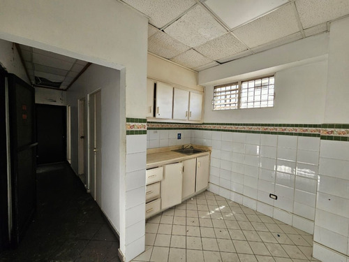 Local En Alquiler De 75m2 Ubicado En 2do Nivel De Plaza Comercial En El Sector De Naco, Santo Domingo