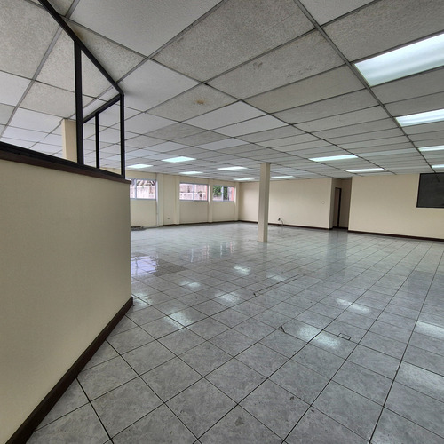 Alquilo Oficina Amplia Con Área De Almacenaje En Zona 13