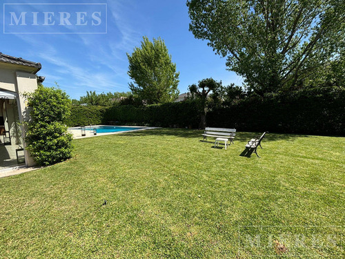 Casa En Venta En La Lomada