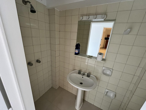 Departamento En Venta En La Lucila De 4 Ambientes Con Dependencia, Cochera Con Baulera
