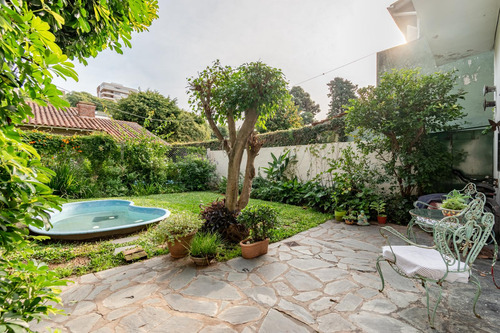 Ideal Ph En Una Planta Con Jardin Y Cochera En Plena Zona Residencial De Acassuso.