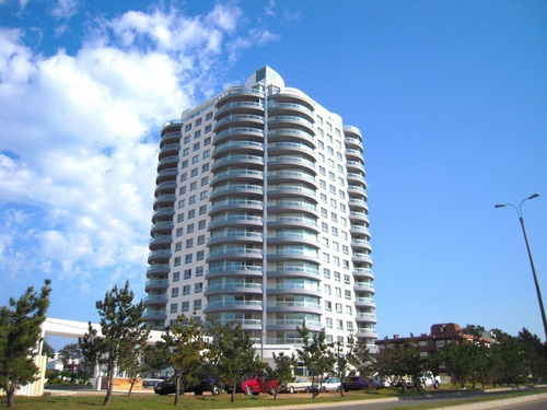 Apartamento En Venta En Torre Con Todos Los Amenities!.