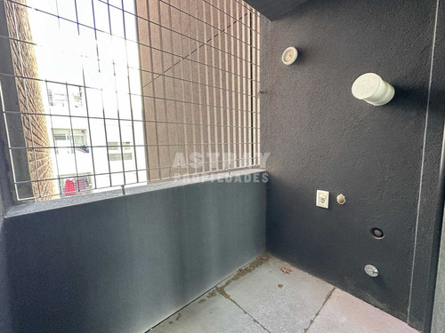 Apartamento En Venta De 2 Dormitorios En Centro (ref: Ast-472)