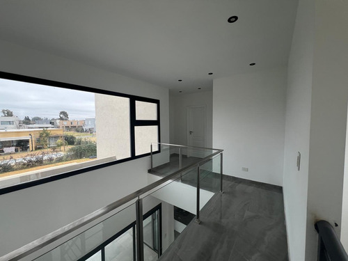Casa En Venta 4 Dormitorios Barrio Santo Tomas Pilar