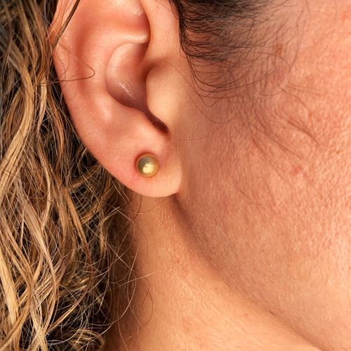 Imagem 2 de 2 de Brincos Meia Bola 6mm Fosco Em Ouro 18k/750