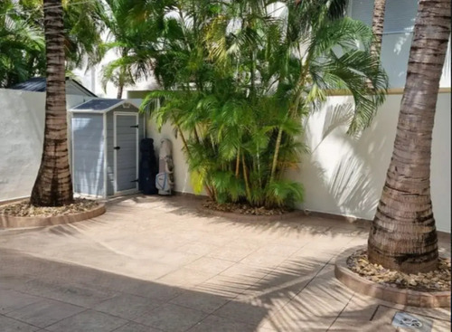 Casa De Adjudicación Bancaria En Venta Ubicada En Fraccionamiento Quinta Madeira, Quintana Roo. Cmr.