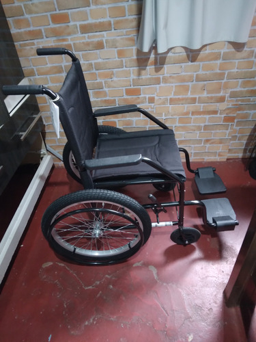 Vendo Uma Cadeira De Rodas