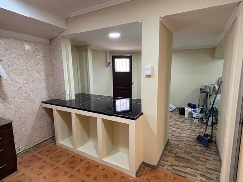 Casa De 2 Pisos: 3 Dormitorios, 2 Baños. Recién Restaurada.