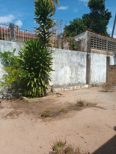 Casa En Venta Campo B, Puerto Ordaz. Amplia Casa Con Terreno Para Remodelar