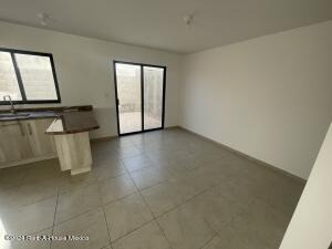 Casa De Segunda Mano Con 3 Recamaras - Venta, Zakia